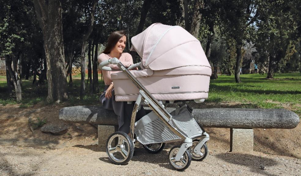a mum outside using her Bébécar minipop pram picture of a mum outside using her Bébécar minipop pram