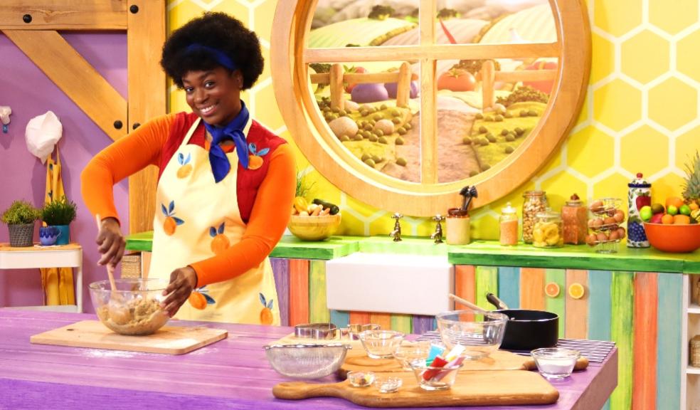 picture of big cook little cook episode with jen making gingerbread