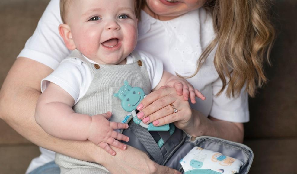 picture of mum and baby with cheeky chompers teething kit
