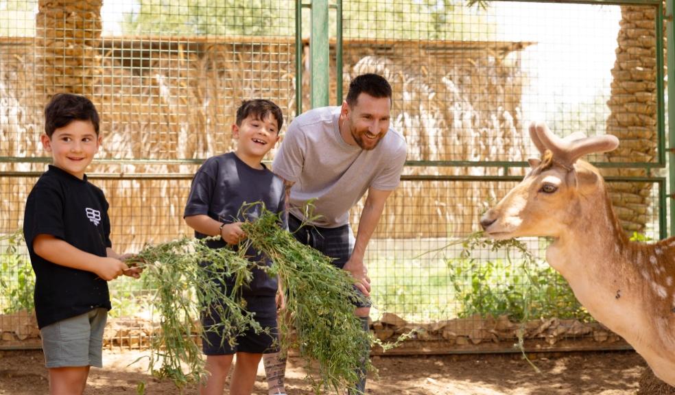 picture of Leo Messi at a Saudi farm meeting the Arabian Gazelle