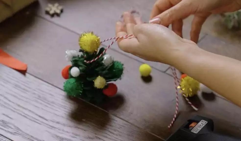 picture of Pinecone Christmas tree craft