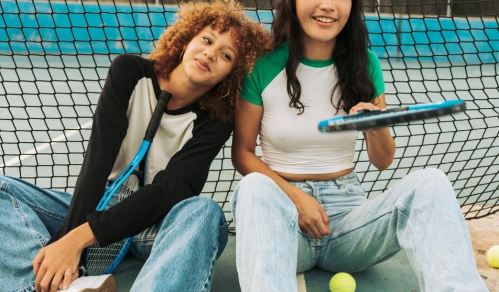 picture of teens playing tennis