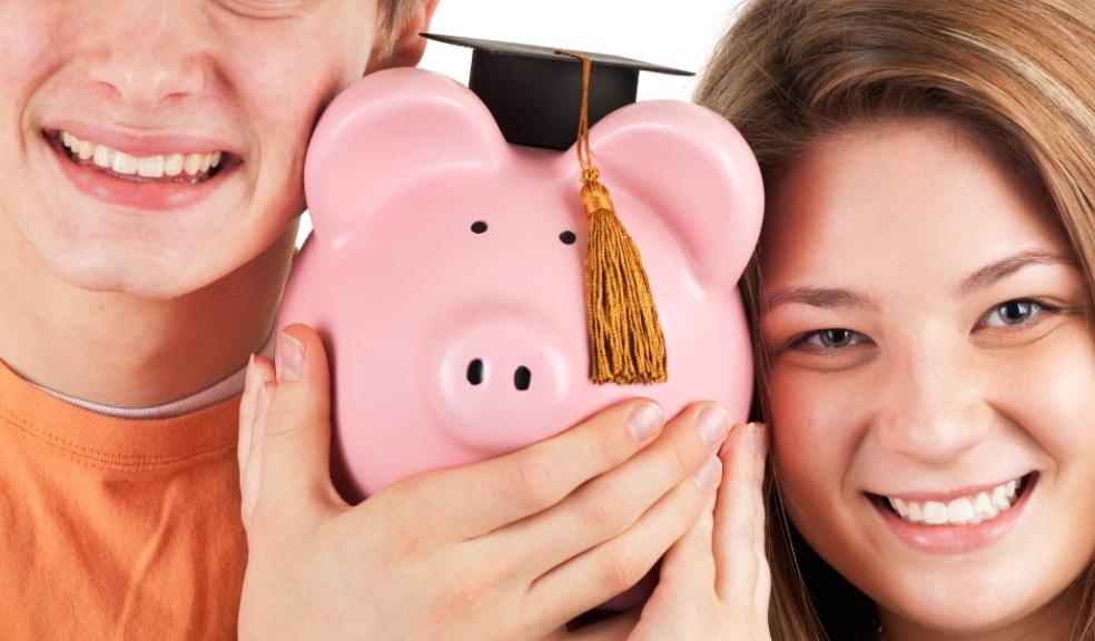 picture of teenagers with a piggy bank