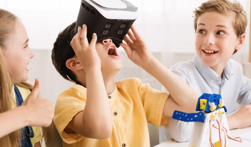 picture of children using vr in the classroom