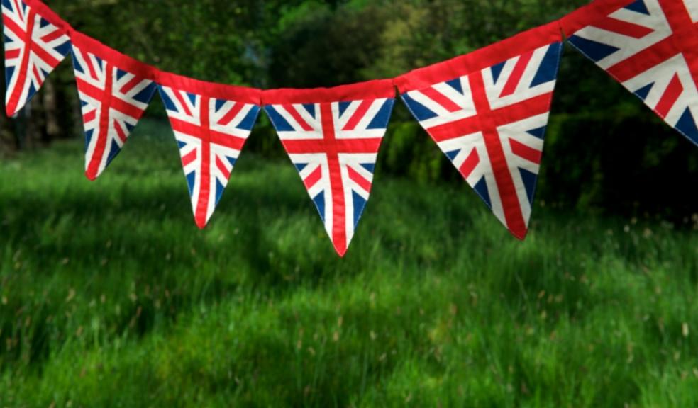 picture of outdoor jubilee bunting