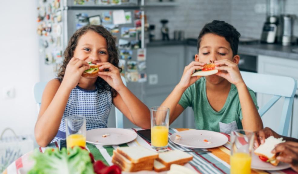 picture of children eating sandwiches
