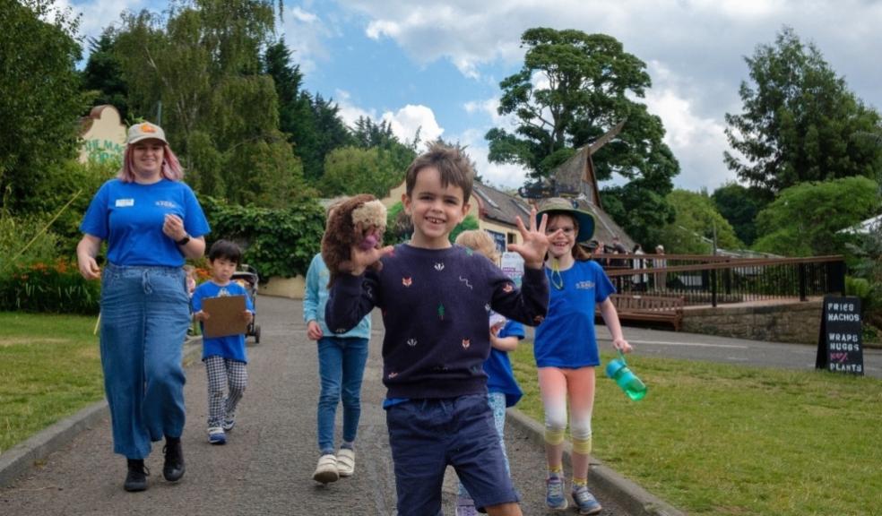 picture of children on a school trip at Edinburgh Zoo