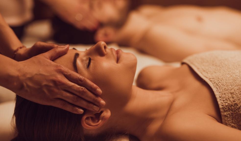 picture of a couple having a relaxing massage