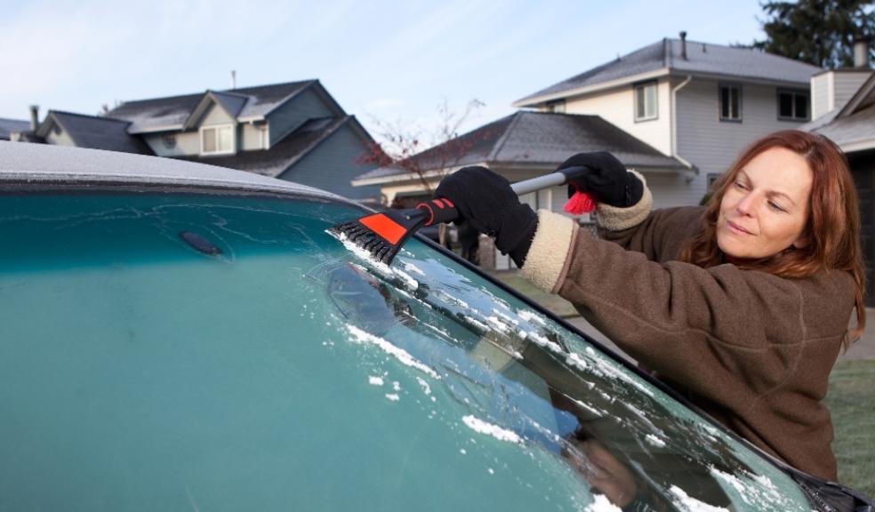 picture of deicing a car windscreen