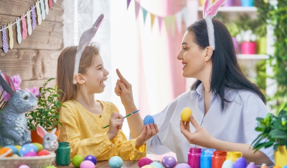 picture of mum and daughter painting easter eggs