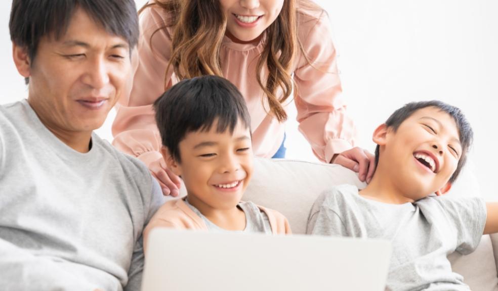 picture of a happy family looking at a computer