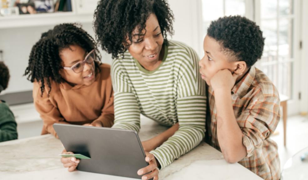 mum teaching children about money picture of a mum teaching children about money