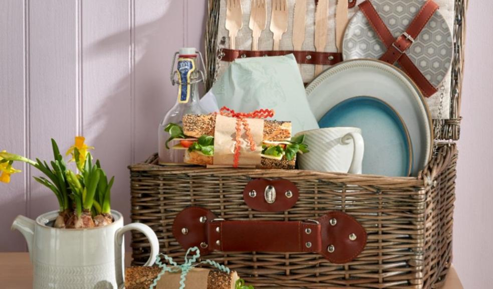 picture of a picnic hamper