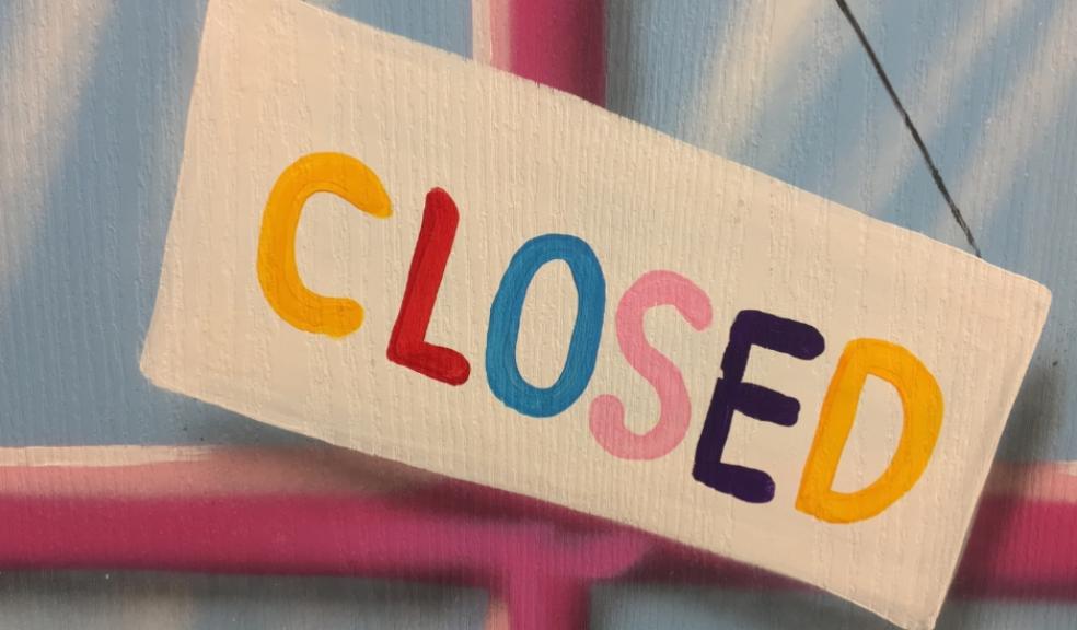 picture of a closed sign