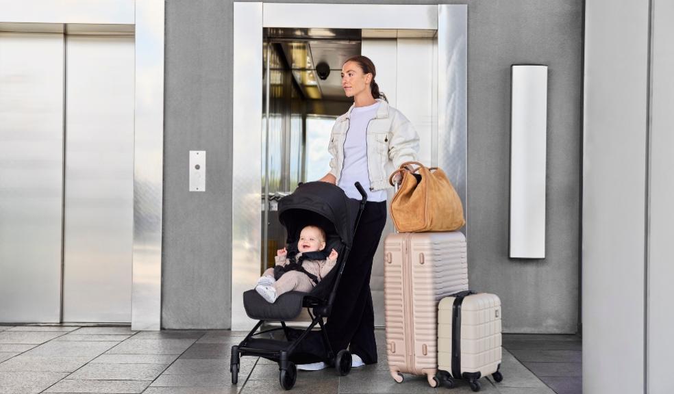 a mum and baby travelling using the Pisces Ultra Compact Stroller picture of a mum and baby travelling using the Pisces Ultra Compact Stroller