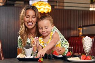 picture of Fern Mcann with her daughter Sunday at Friday's restaurant