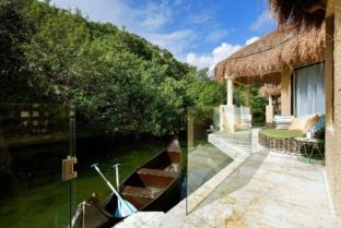 picture of a lakeside bungalow in Mexico