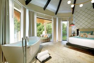 picture of a lakeside bungalow in Mexico