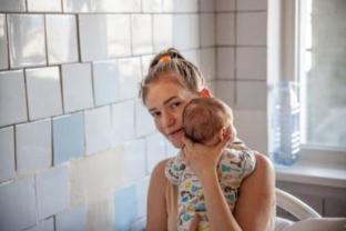picture of a mothers receiving breastfeeding counselling in our response to the conflict emergency in Ukraine