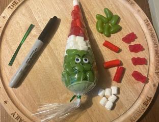 picture of how to make Grinch themed sweet cones