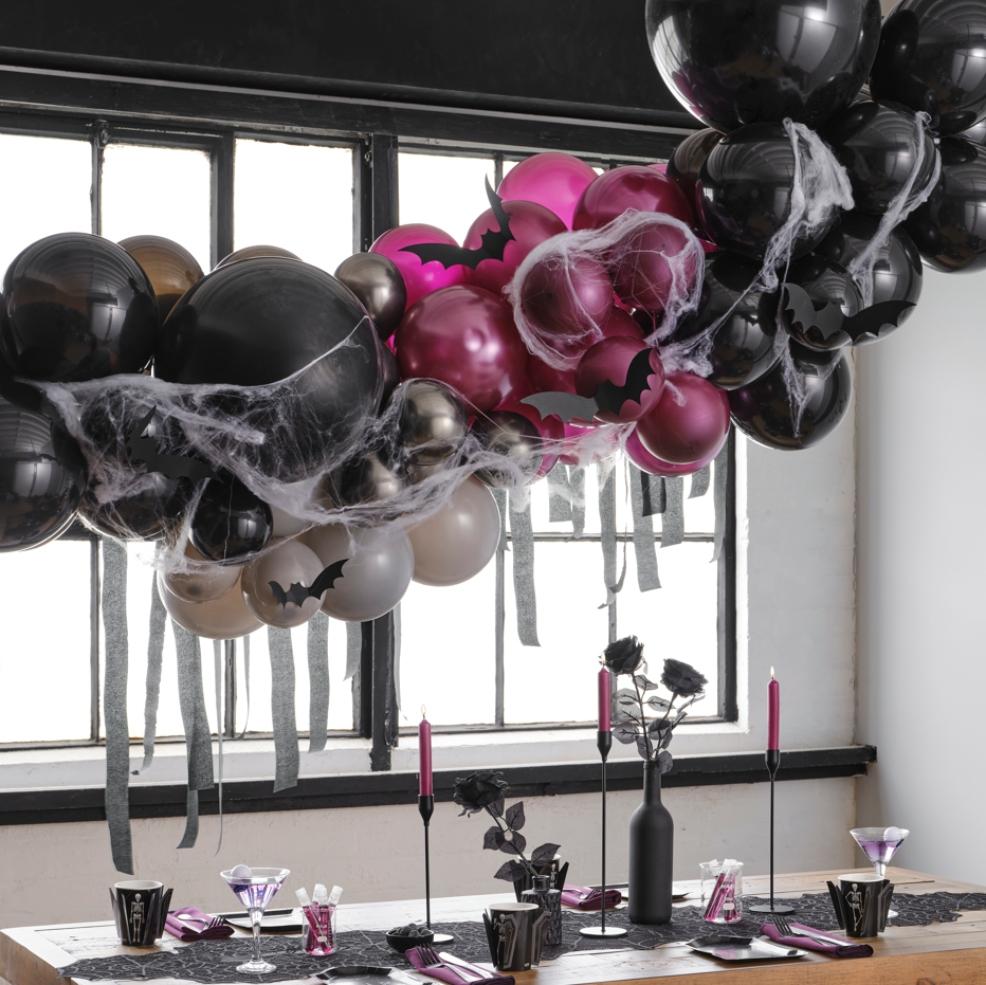 picture of Cobweb and bat balloon arch