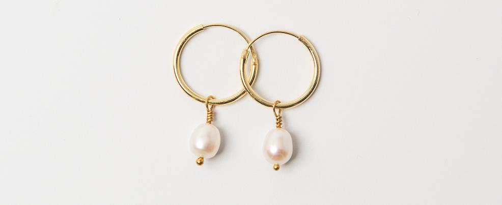picture of pearl hoop earings gold
