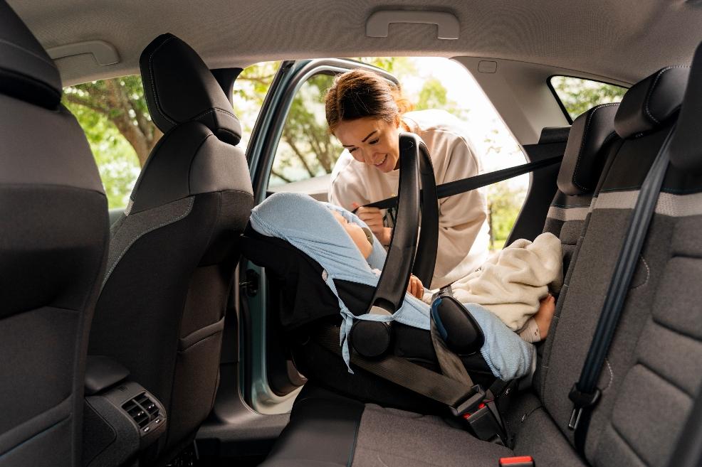 picture of mum putting her baby into a car