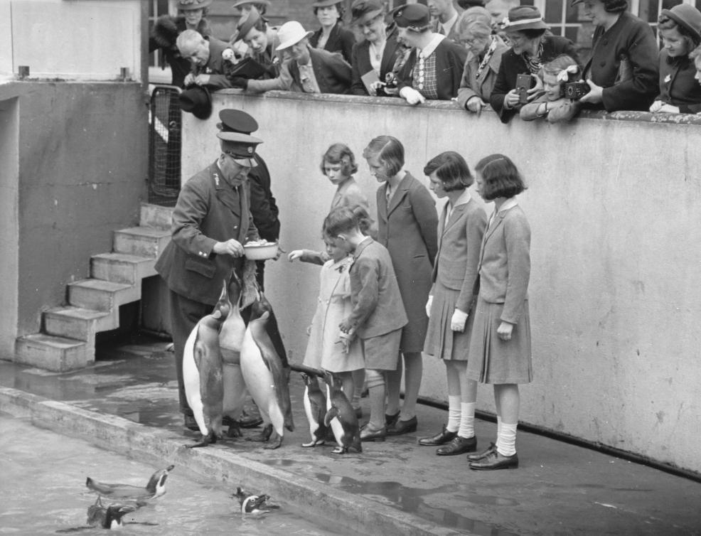 picture of 1939 Princess Elizabeth visits London Zoo