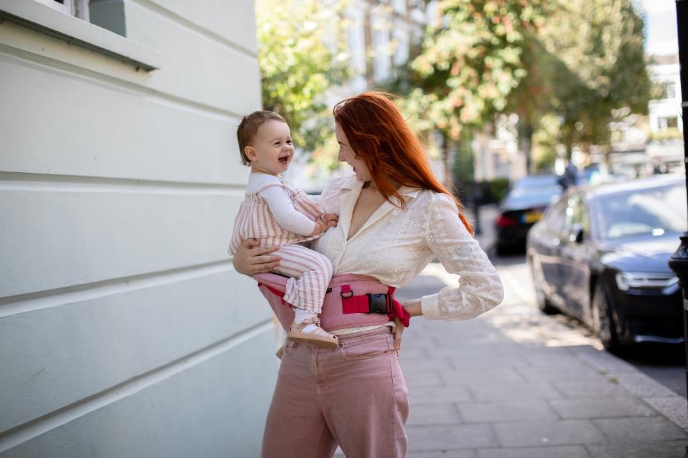 picture of a mum using the Hackerlily HipSurfer carrier to help carry her happy toddler