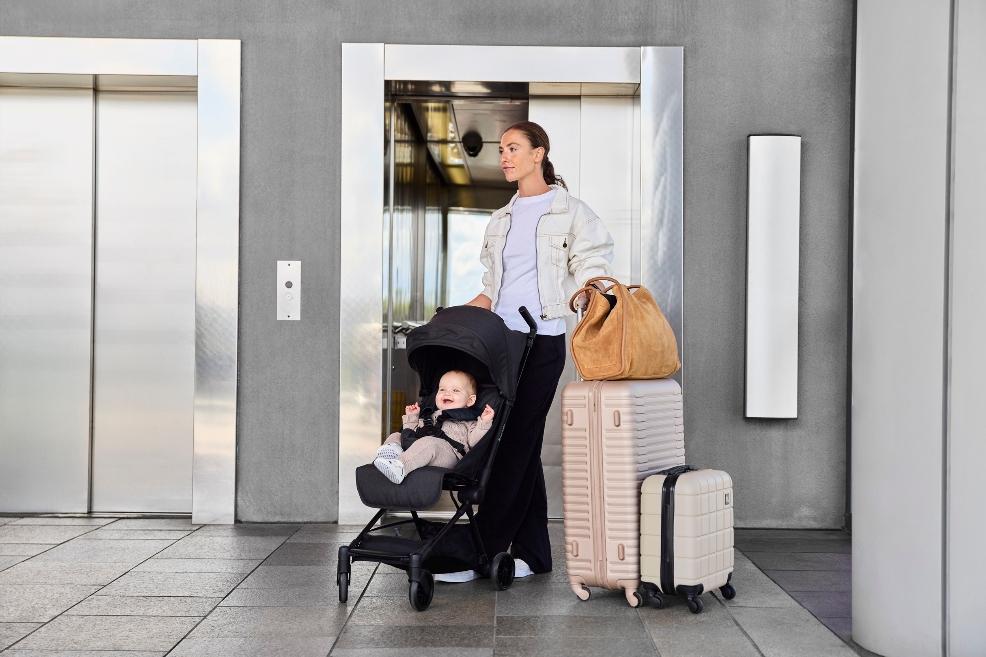 a mum and baby travelling using the Pisces Ultra Compact Stroller picture of a mum and baby travelling using the Pisces Ultra Compact Stroller
