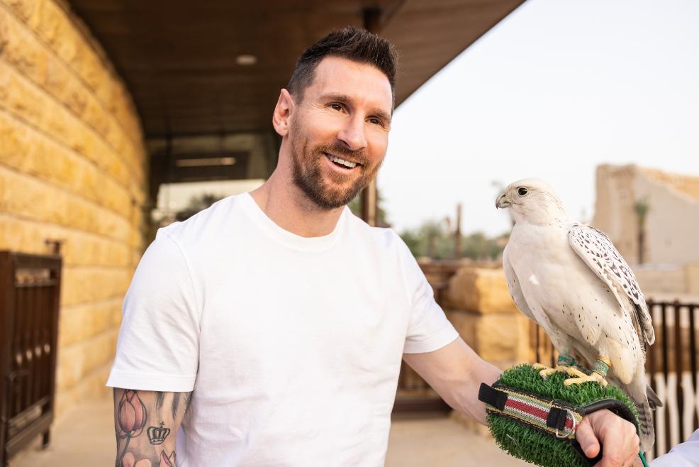 picture of Leo Messi with the white falcon in Diriyah