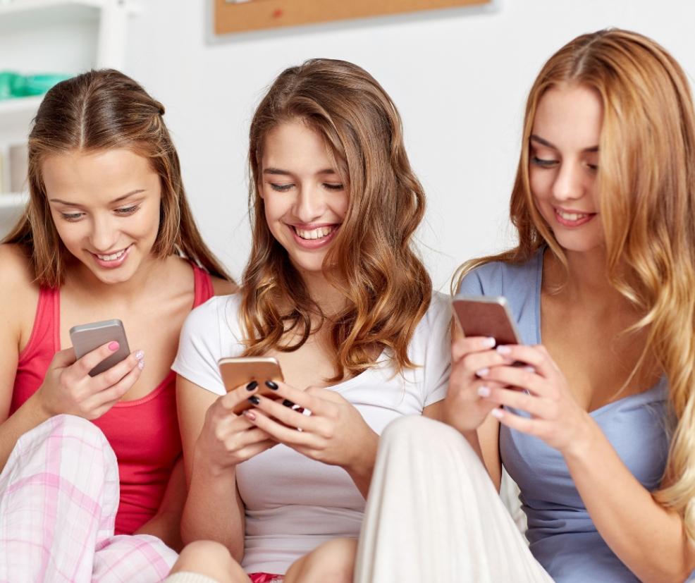 teenage girls on smart phones picture of teenage girls on smart phones