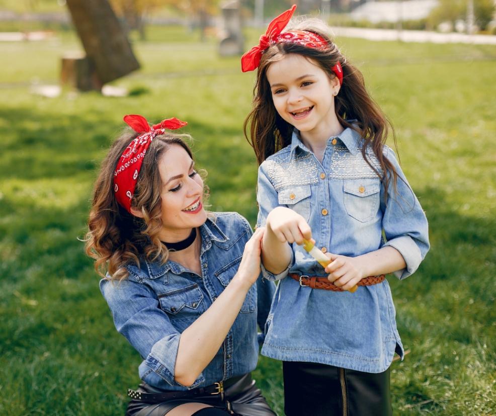 picture of mum and daughter in matching outfits