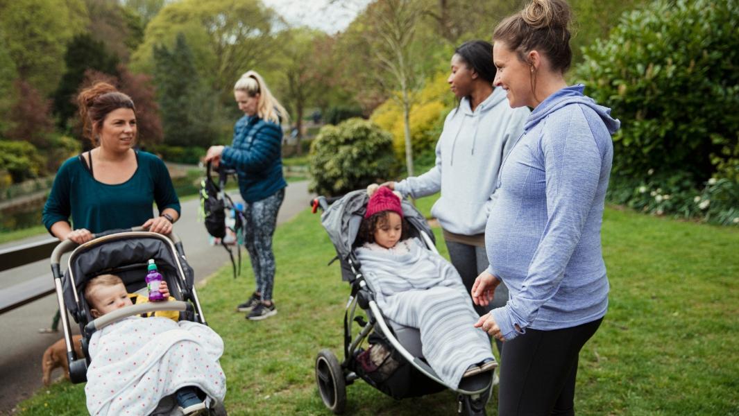 picture of mums and kids in a park