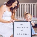 picture of a mum and child doing a pregnancy announcement