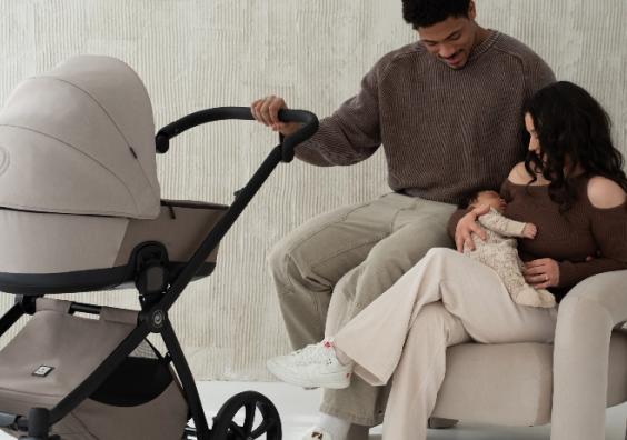 picture of a family with their newborn baby and their Tutis mio 3 stroller in soft beige