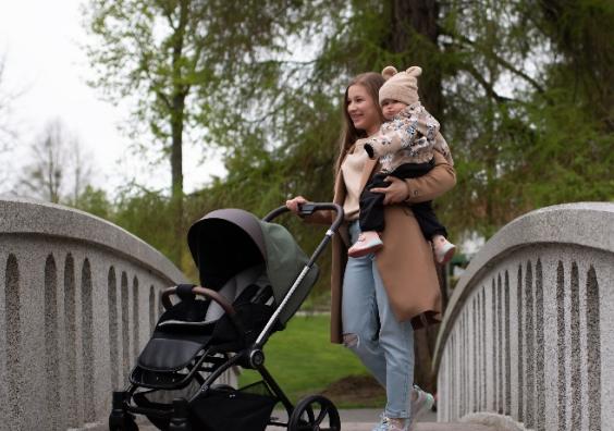 picture of a happy mum and baby on a bridge with their Tutis stroller