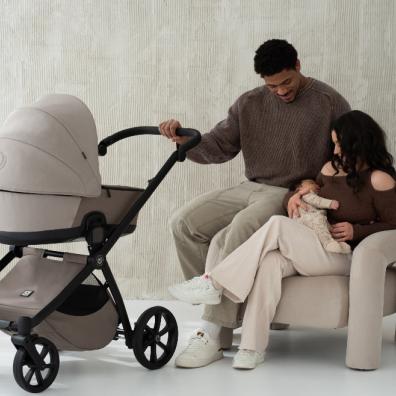 picture of a family with their newborn baby and their Tutis mio 3 stroller in soft beige