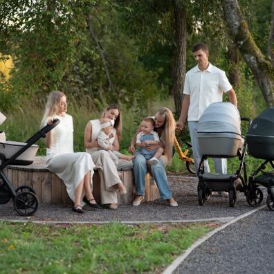 picture of Tutis Families with their children and Tuti strollers
