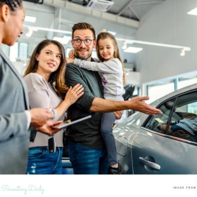 picture of a happy family buying a car in PCP finance