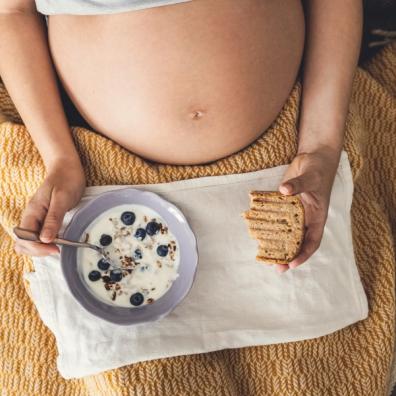picture of pregnant woman eating bread and yoghurt