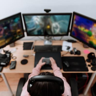 picture of child online gaming