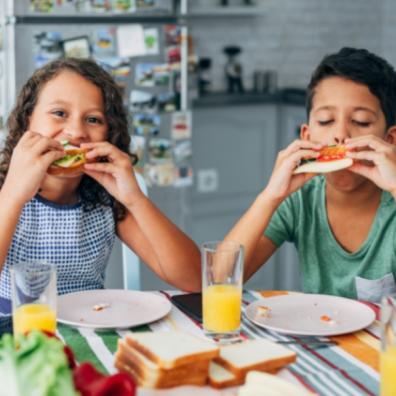 picture of children eating sandwiches