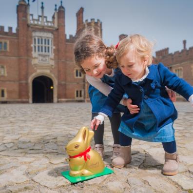 picture of children finding gold lindt bunny at hampton court palace