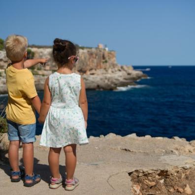 picture of children on holiday