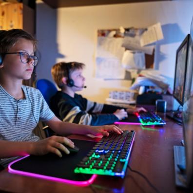 picture of children online gaming