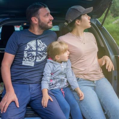 picture of a family sat in the back of a car