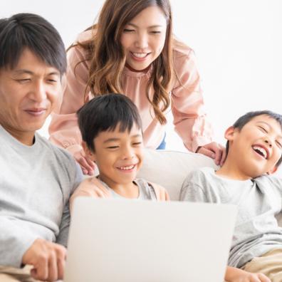 picture of a happy family looking at a computer