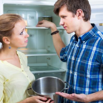 picture of hungry couple with empty fridge