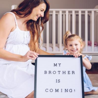 picture of a mum and child doing a pregnancy announcement